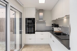 Een koelkast, een magnetron, een oven, een kookplaat