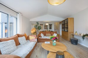 Een smart-tv en een stereo