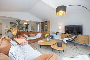 Een smart-tv en een stereo