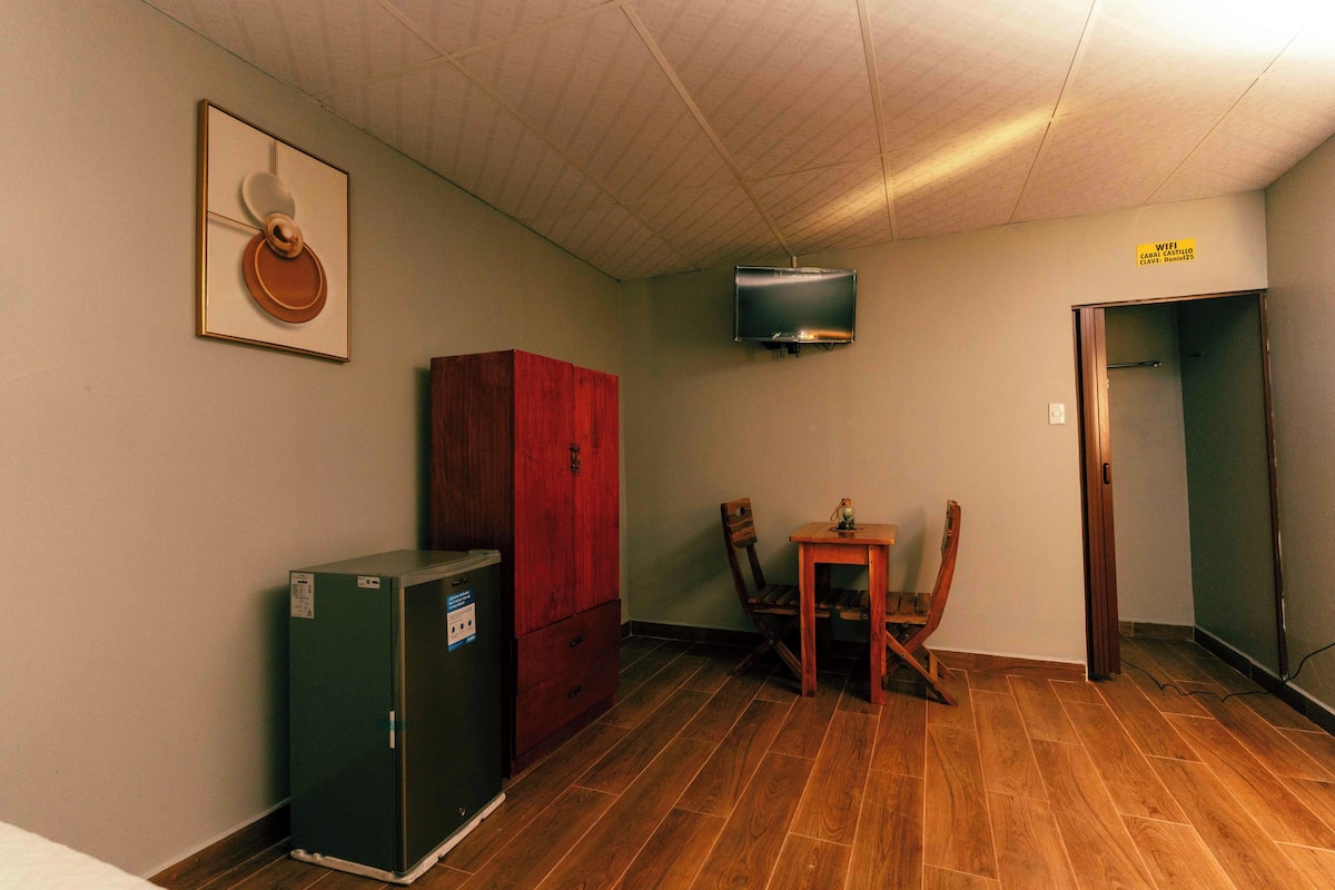 Superior-Apartment | Schreibtisch, laptopgeeigneter Arbeitsplatz, kostenloses WLAN