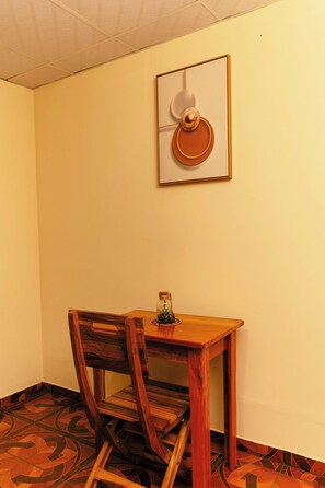 Desk, laptop workspace, free WiFi - Hotel Castillo Blanco (El Zonte)