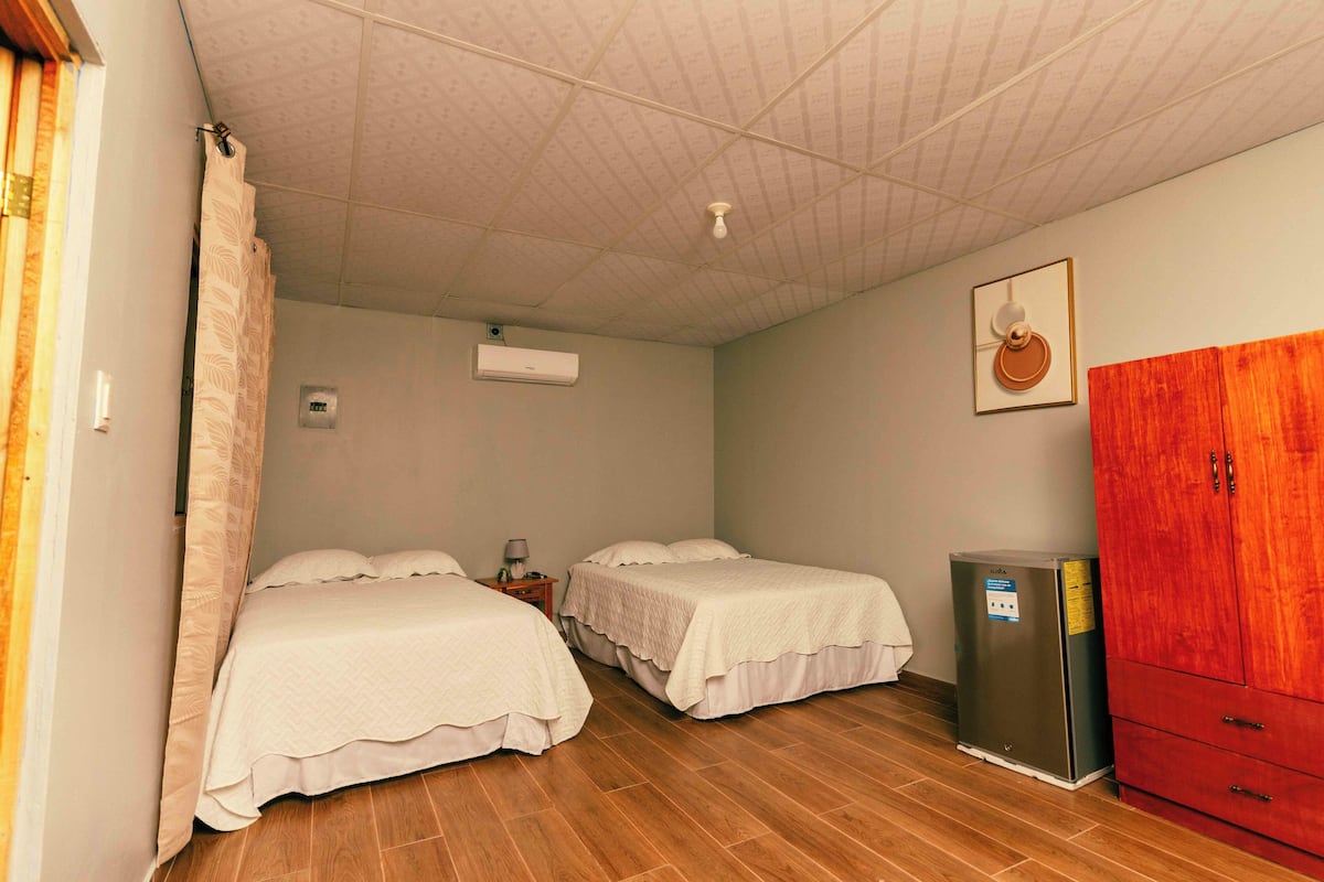 Superior-Apartment | Schreibtisch, laptopgeeigneter Arbeitsplatz, kostenloses WLAN