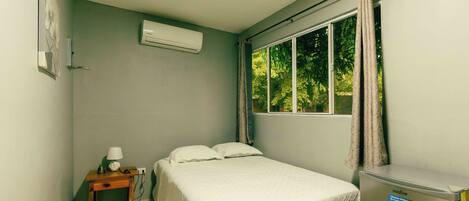 Skrivebord, skrivebord for bærbar PC og wi-fi (inkludert)