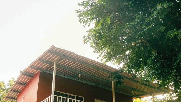 A two-story house with a balcony and a staircase leading to the upper floor. - Hotel Castillo Blanco (El Zonte)