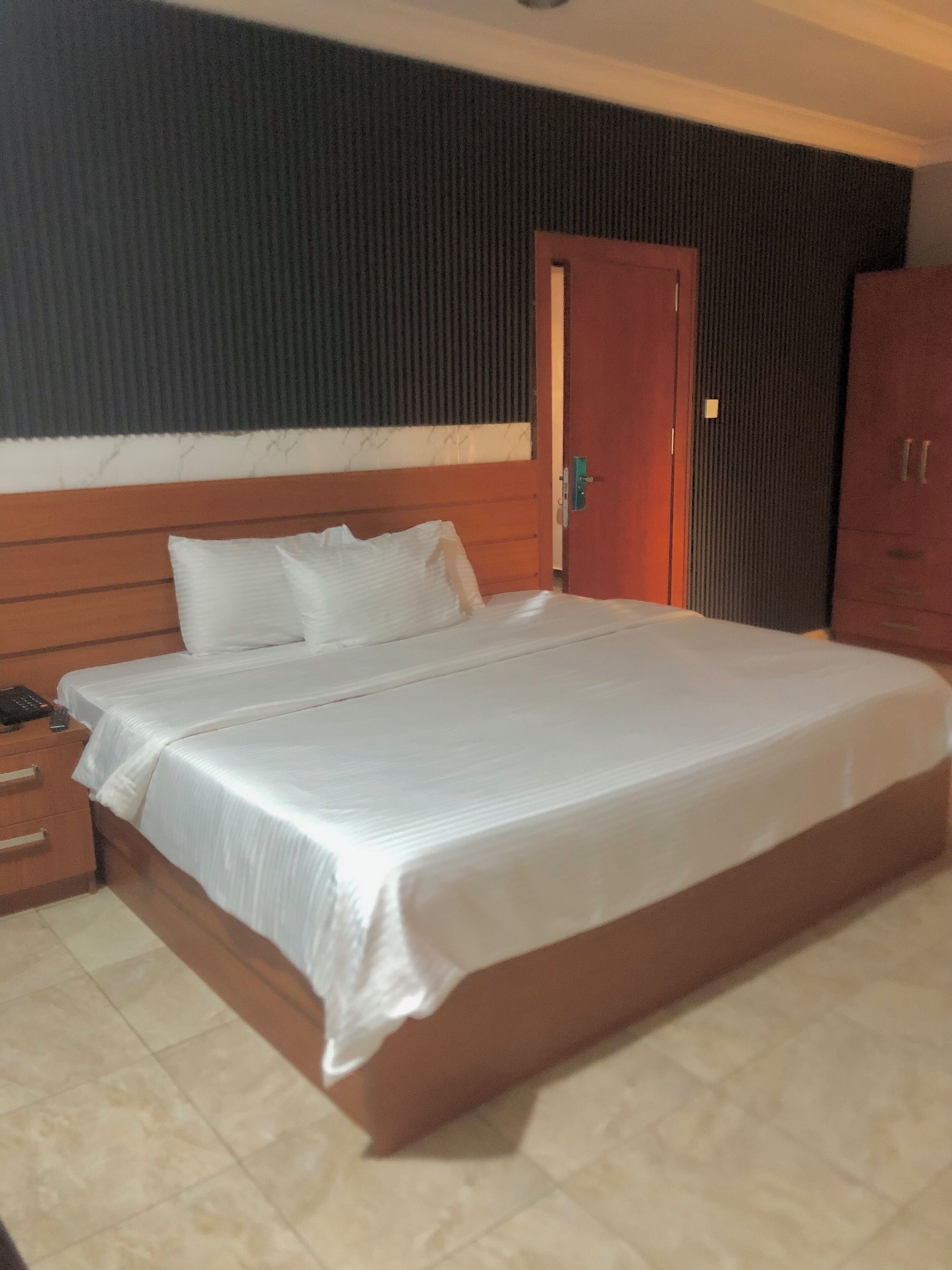 ห้องเอ็กเซกคิวทีฟ | โต๊ะทำงาน, พื้นที่ทำงานแบบใช้แล็ปท็อ ป