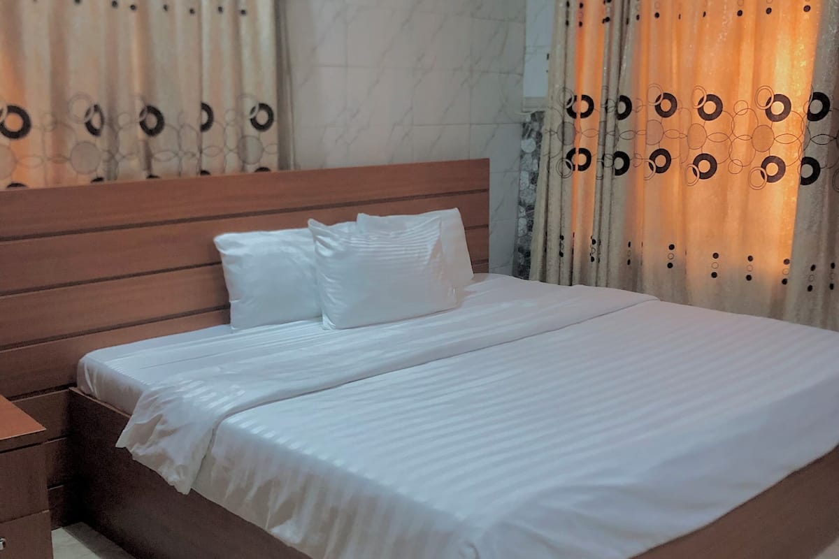 ห้องรอยัล | โต๊ะทำงาน, พื้นที่ทำงานแบบใช้แล็ปท็อป