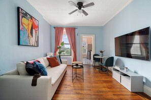 Smart TV - Cozy 1-bedroom apartment in Vibrant Brooklyn (brooklyn)