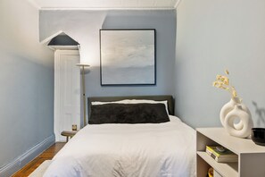 1 bedroom, iron/ironing board, WiFi, bed sheets - Cozy 1-bedroom apartment in Vibrant Brooklyn (brooklyn)