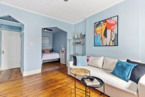 1 bedroom, iron/ironing board, WiFi, bed sheets - Cozy 1-bedroom apartment in Vibrant Brooklyn (brooklyn)