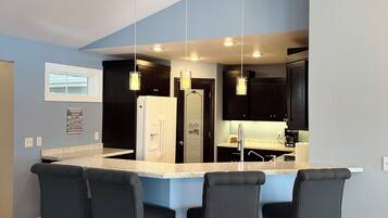 Micro-ondes, four, plaque de cuisson, lave-vaisselle