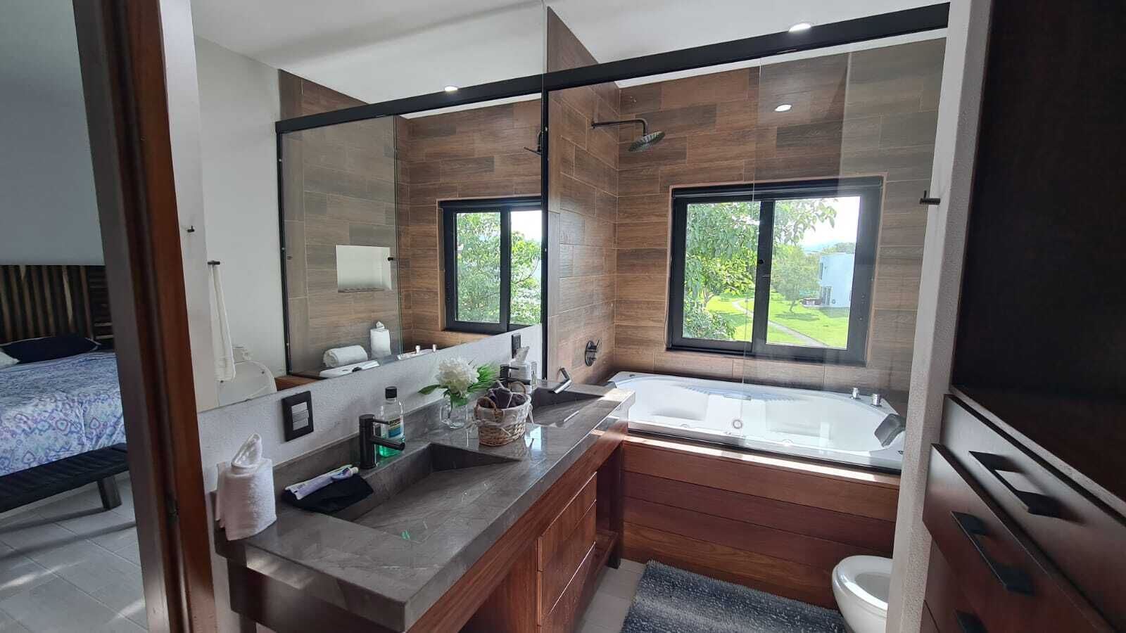 Toallas, jabón, papel de baño 