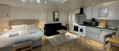 Strykejern/-brett, internettilgang og sengetøy