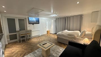 Iron/ironing board, Internet, bed sheets