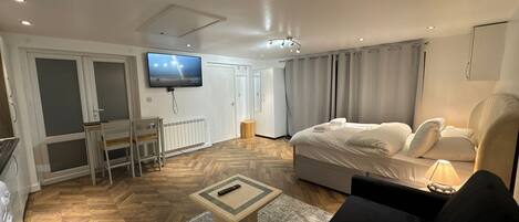 Bügeleisen/Bügelbrett, Internetzugang, Bettwäsche