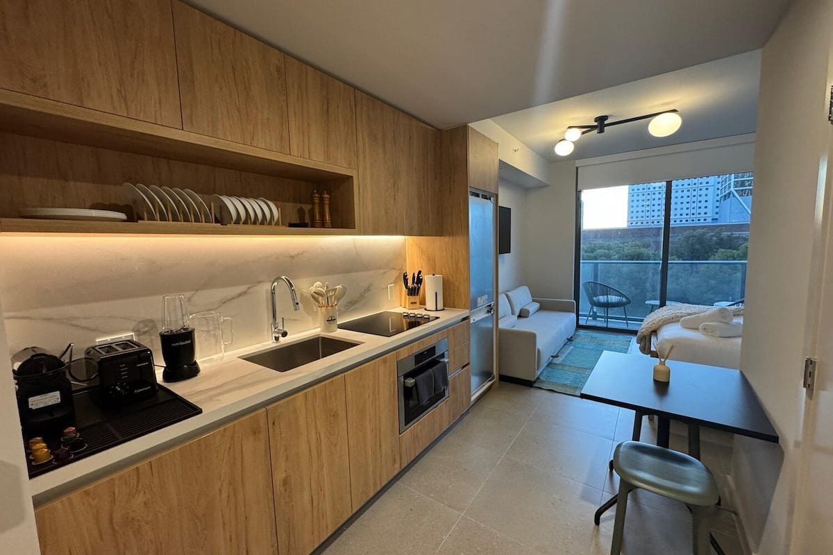 Estudio, vista a la ciudad | Cocina privada | Refrigerador, cafetera y tetera, tostadora y licuadora