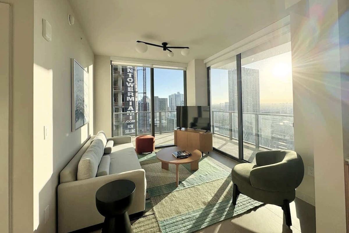 Comfort-Apartment | Wohnbereich | 50-Zoll-Smart-TV mit Digitalempfang