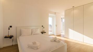 5 bedrooms, iron/ironing board, WiFi, bed sheets