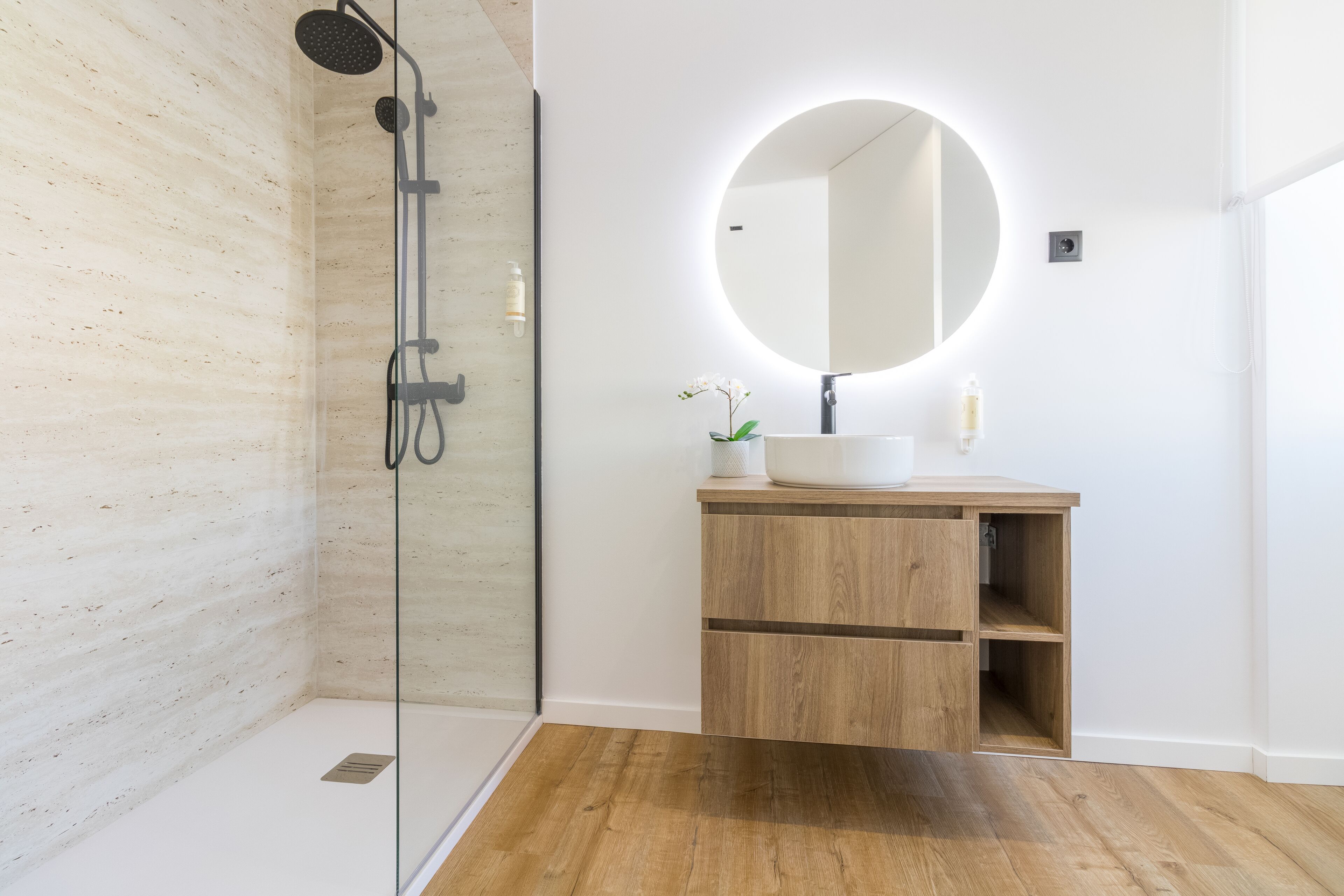 Sèche-cheveux, serviettes fournies, savon, papier toilette