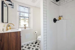 Shower - Mini Mews (Atlanta)