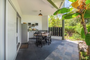 Outdoor dining - Nature & relaxation: T2 with swimming pool in Petit Canal (Petit-Canal)