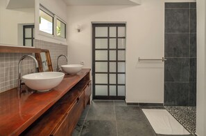 Shower, hair dryer, towels, soap - Nature & relaxation: T2 with swimming pool in Petit Canal (Petit-Canal)