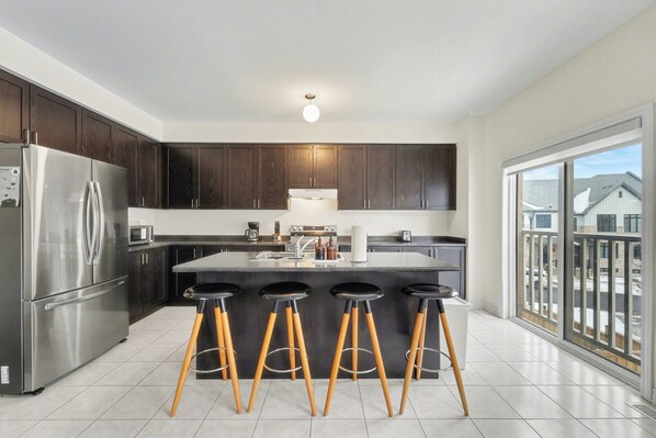 Private kitchen - Airy Nest - 4 Beds, 2.5 Baths, 2 park (Pickering)