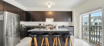 Airy Nest - 4 Beds, 2.5 Baths, 2 park