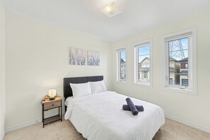 3 bedrooms, iron/ironing board, WiFi, bed sheets - Airy Nest - 4 Beds, 2.5 Baths, 2 park (Pickering)