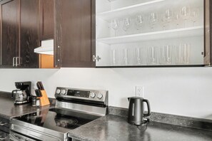 Private kitchen - Airy Nest - 4 Beds, 2.5 Baths, 2 park (Pickering)