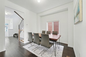 Dining - Airy Nest - 4 Beds, 2.5 Baths, 2 park (Pickering)