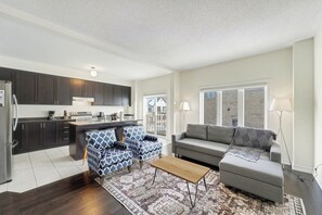 Living area - Airy Nest - 4 Beds, 2.5 Baths, 2 park (Pickering)