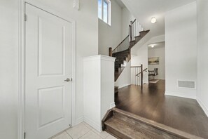 Interior - Airy Nest - 4 Beds, 2.5 Baths, 2 park (Pickering)