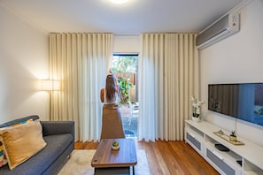 TV - Palm Tree House by YOUR KEY (Santa Cruz)