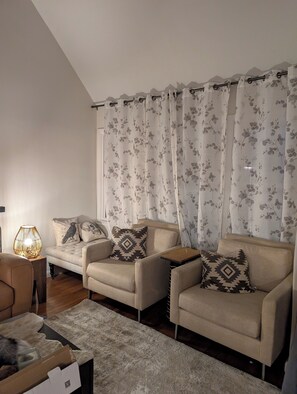 Living area - Retreat within walking distance of Downtown Wake Forest and nature trails (Wake Forest)
