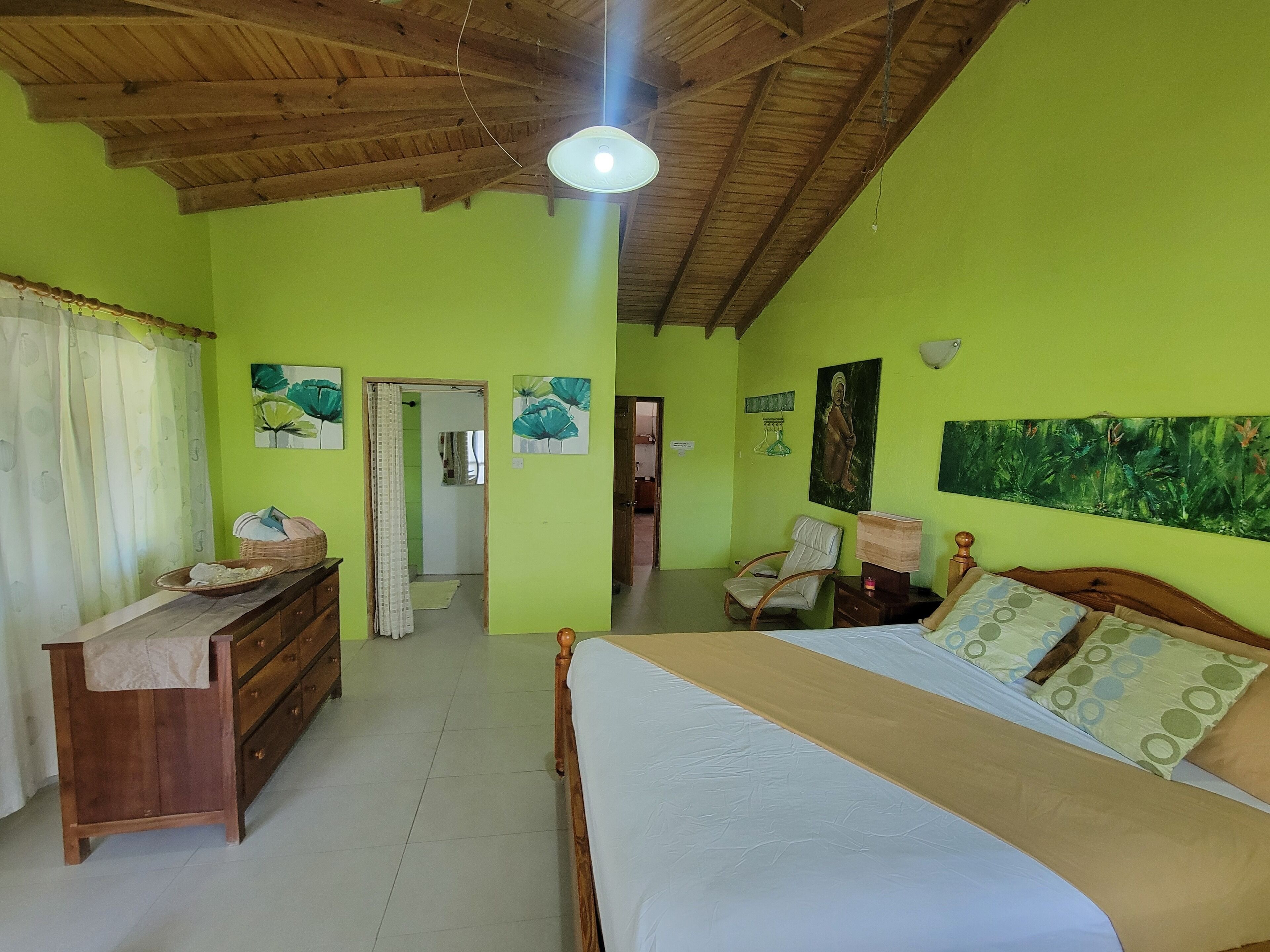 2 多间卧室、熨斗/熨衣板、上网接入、床单