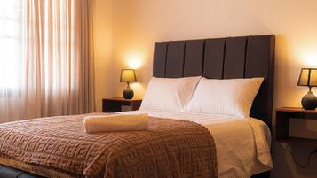 Phòng tiện nghi đơn giản, quang cảnh vườn | Bàn, khu vực làm việc phù hợp cho laptop