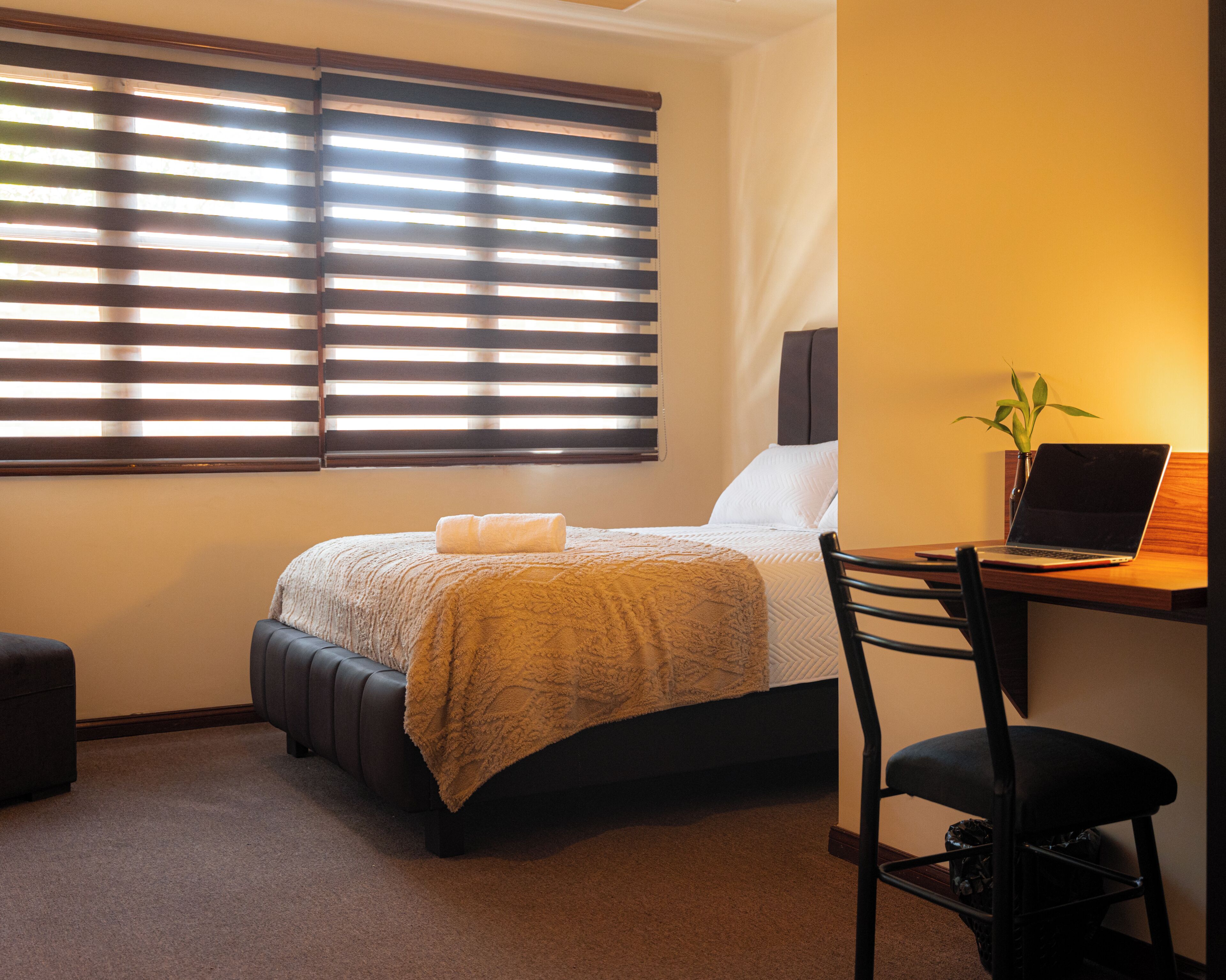 Habitación Confort, vista al jardín | Escritorio, espacio para trabajar con laptop y wifi gratis 