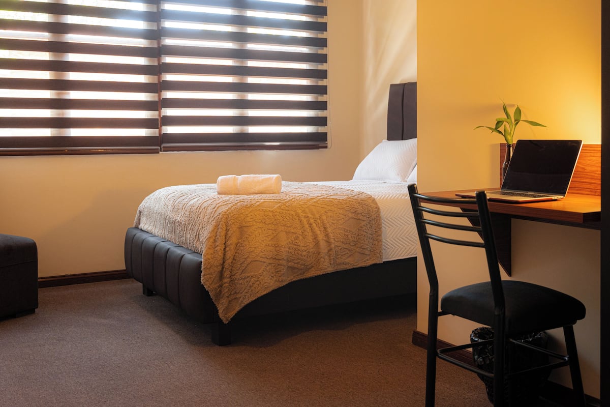 Chambre Confort, vue sur le jardin | Bureau, espace de travail pour ordinateurs portables