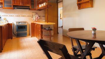 Comfort House, City View | Dining