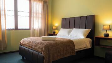 Phòng tiện nghi đơn giản, quang cảnh vườn | Bàn, khu vực làm việc phù hợp cho laptop