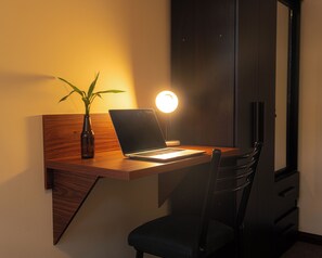 Desk, laptop workspace, free WiFi - Le Casita (Sucre)