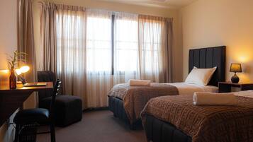 Phòng tiện nghi đơn giản, quang cảnh vườn | Bàn, khu vực làm việc phù hợp cho laptop