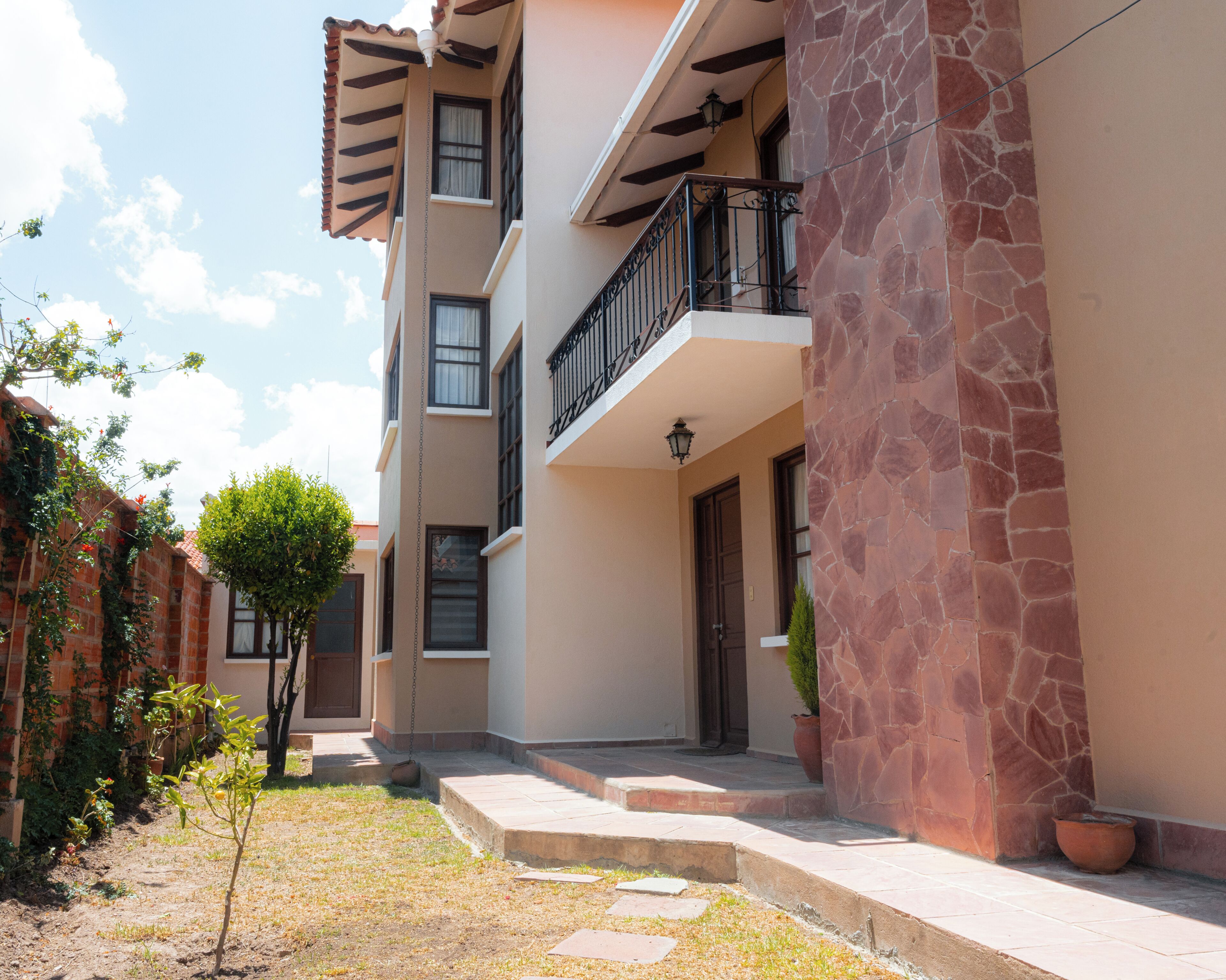 บ้านคอมฟอร์ท, วิวเมือง | บริเวณภายนอก