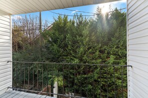 Property grounds - Modern Townhome w/ Balcony • Walk to FUSE Stadium (Gastonia)