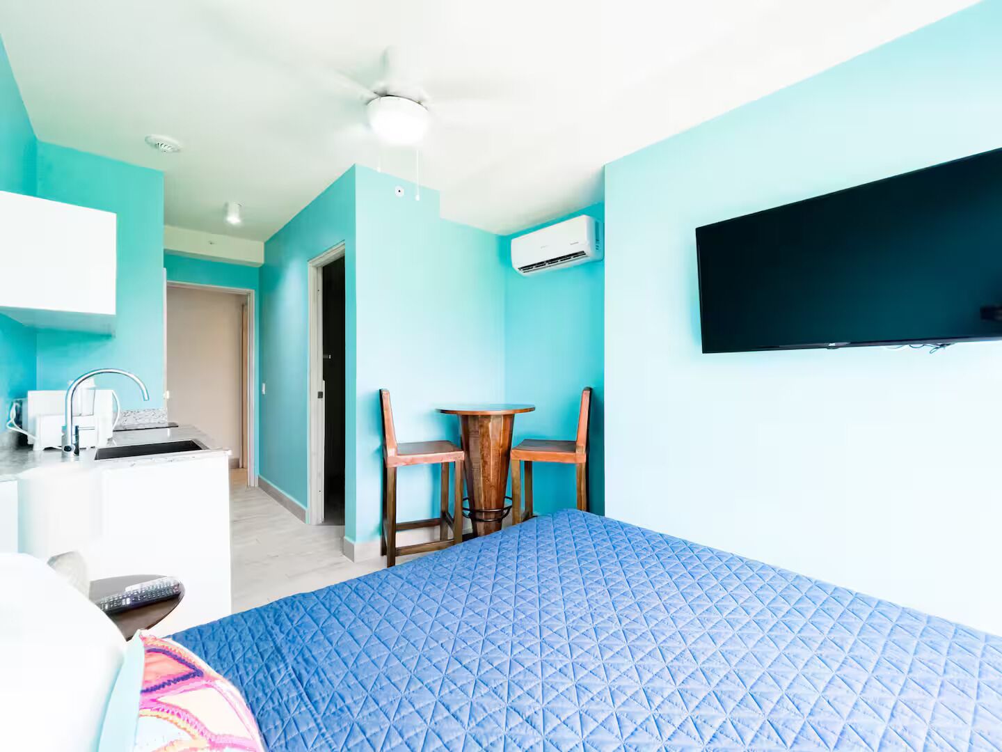 2 habitaciones, tabla de planchar con plancha, wifi y ropa de cama 