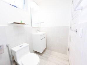 Ducha, secador de pelo, toallas y jabón