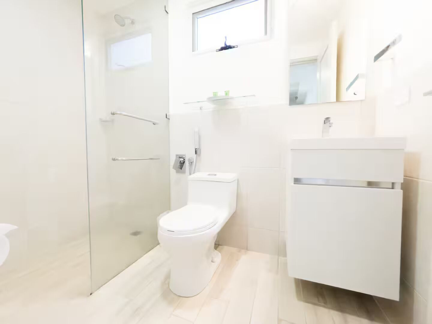 Een douche, een haardroger, handdoeken, zeep