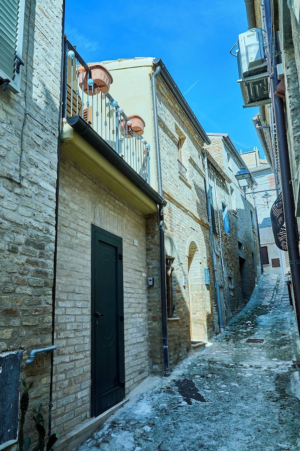 Exterior detail - Casa Vicolo TerminIO / historic center / 15 minutes to the beach Adriatic Sea (Fermo)
