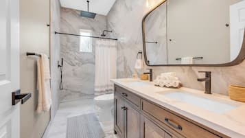 Een douche, een haardroger, handdoeken, zeep