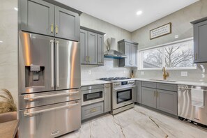 Micro-ondes, four, plaque de cuisson, lave-vaisselle